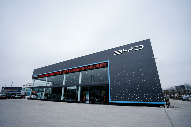 占地面积最大的比亚迪4s店了,光这家店的门头长度都很难一下子看到头