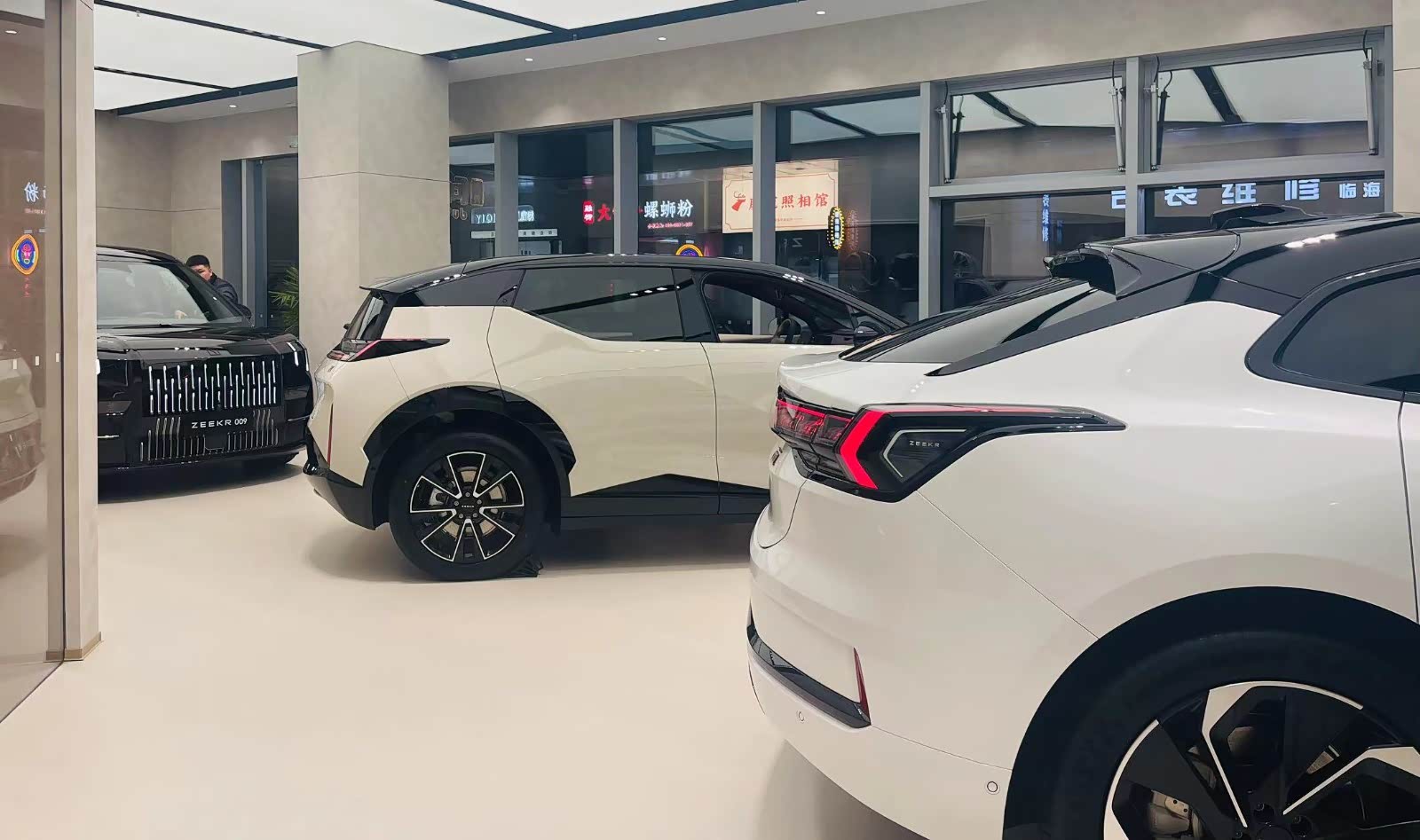 新车展示区