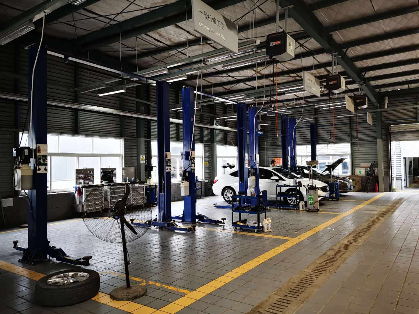 南充建国别克4s店 维修间