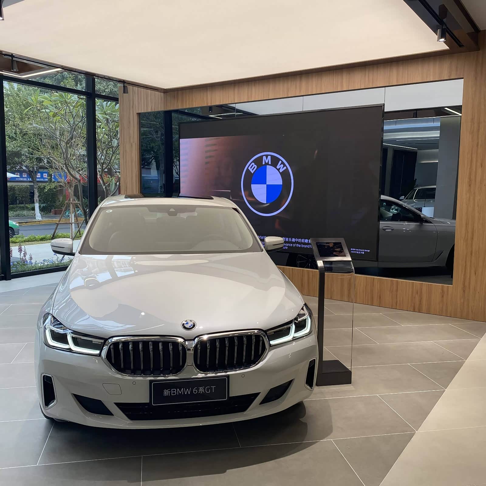 新车展示区