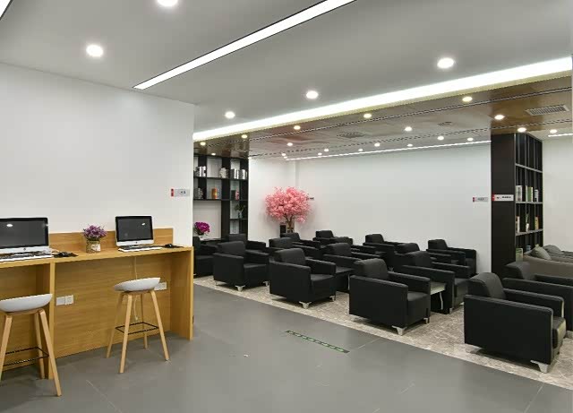 万宝新能源比亚迪4s店 休息区