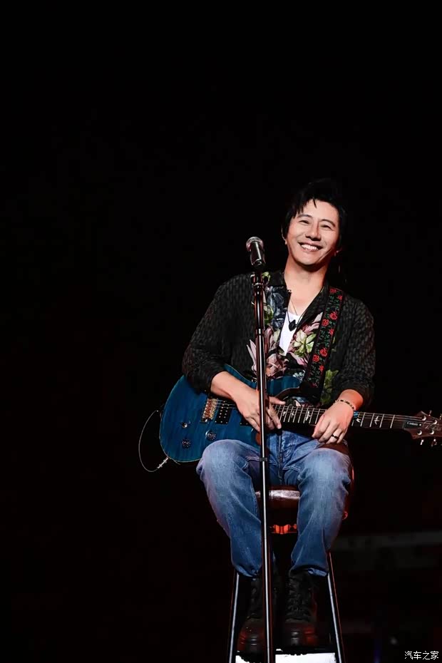 与郑钧一起感受热爱摇滚魅力
