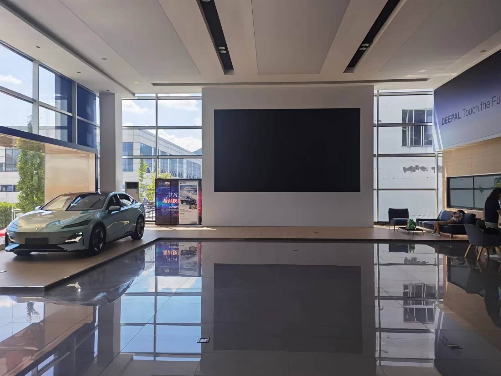 新车展示区
