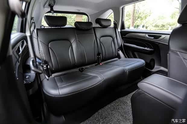 哈弗m6plus超大空间驾乘装载都惬意