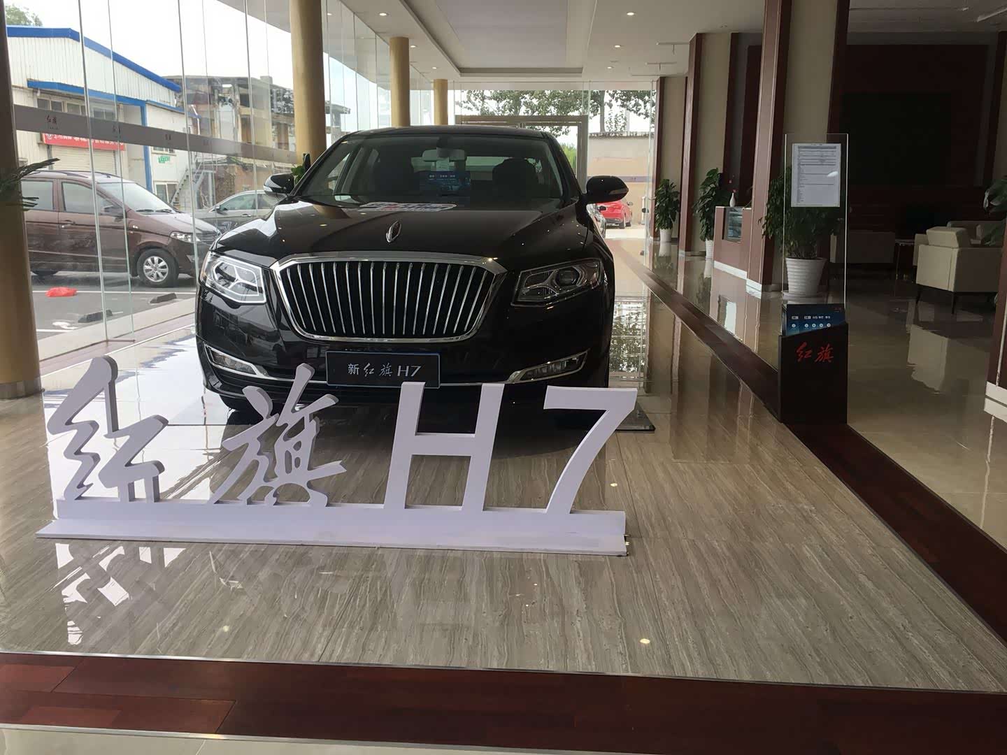 新车展示区