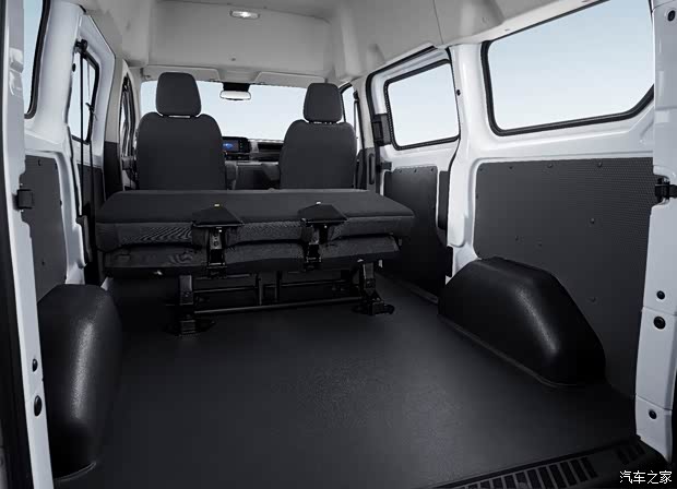 此外,2023款福特新全顺的后车厢空间还具有极高的实用性.