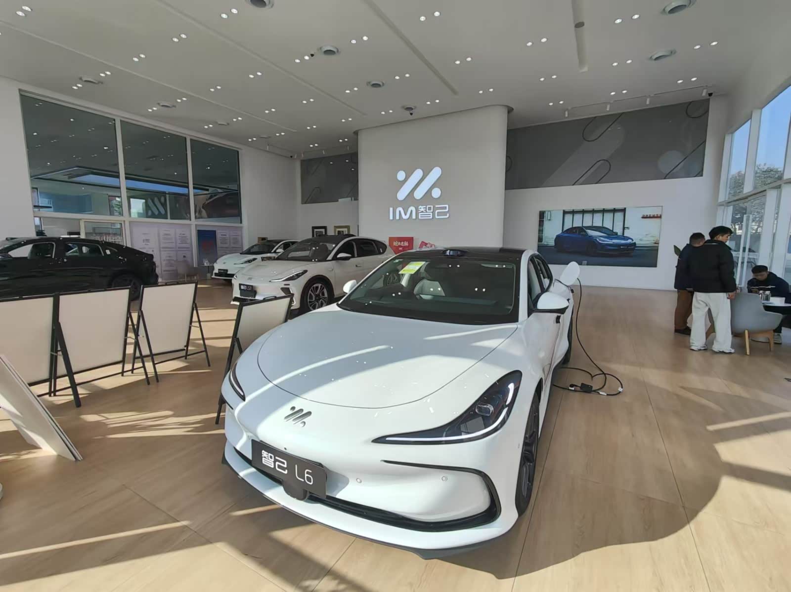 新车展示区