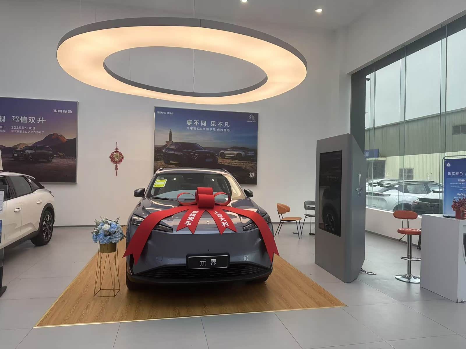新车展示区