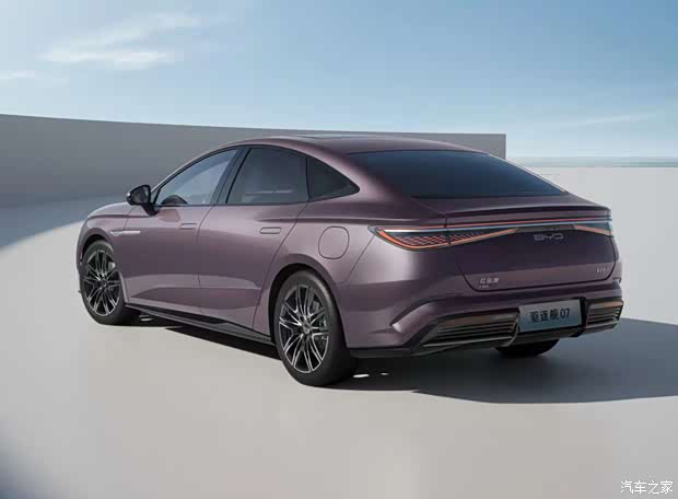 比亚迪海豹荣耀车系电比油低豹款出击