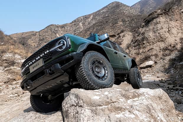 烈马野春与纯血硬核越野车福特烈马纵横天漠