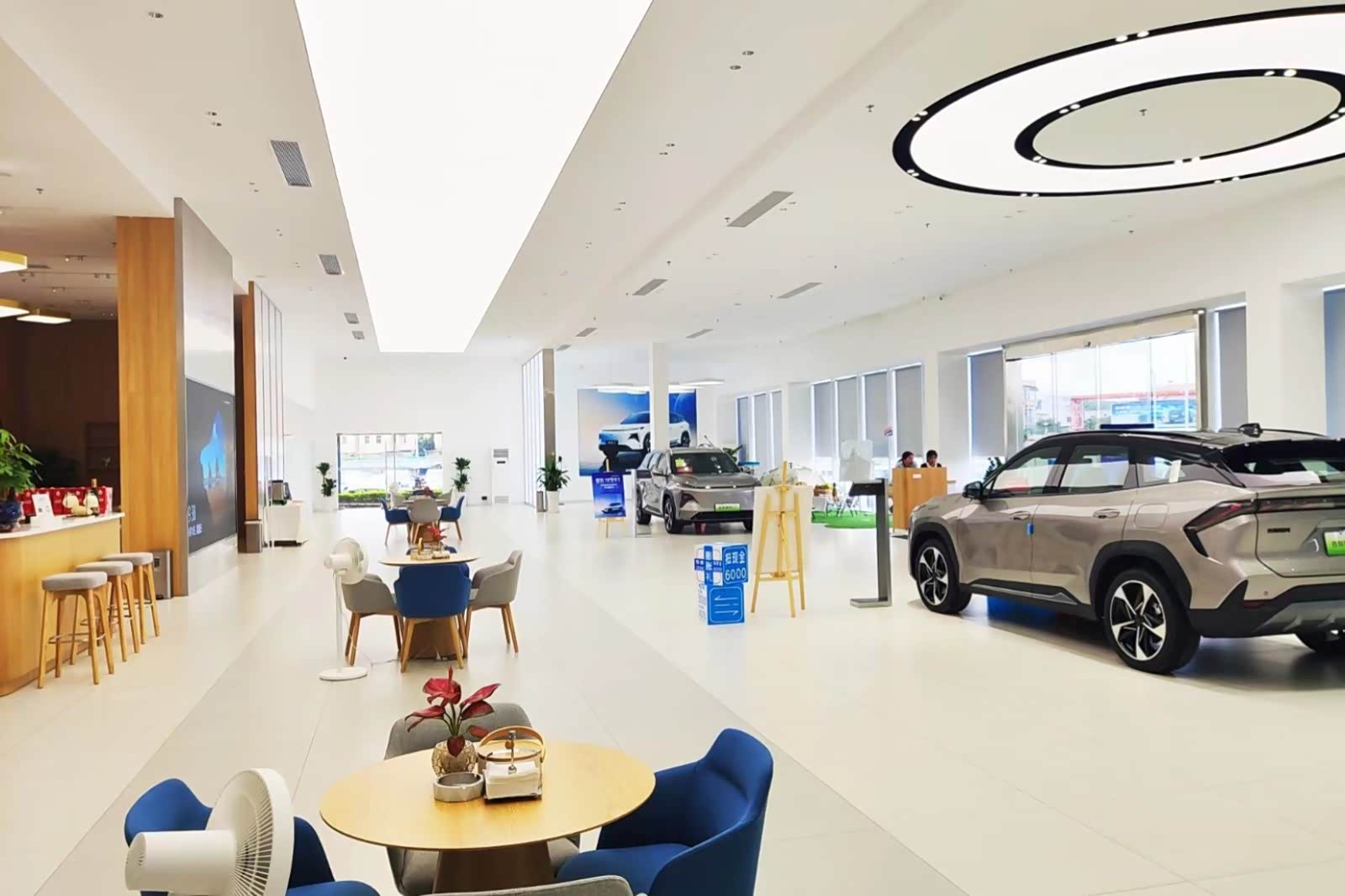 新车展示区