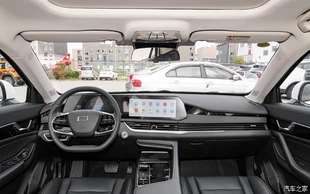 内饰方面,奔腾b70龙腾版也沿用了第四代奔腾b70的布局,采用了7英寸