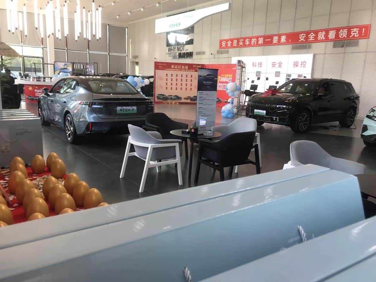 活动现场布置场景丰富,更有丰厚的礼品相送,同时订车后还可以享砸金蛋