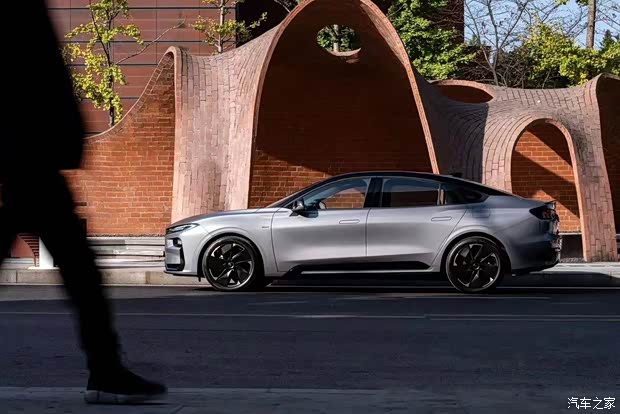 福特蒙迪欧以4935mm大车身及2945mm超长轴距,蒙迪欧突破中型车尺寸