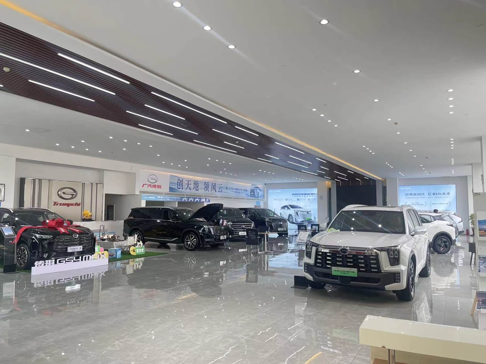 新车展示区