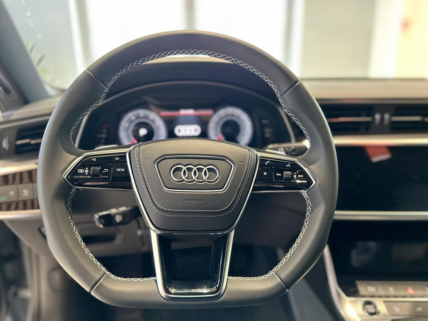 内饰方面,新款奥迪a7l整体与奥迪a6l等车型保持一样,采用奥迪家族的