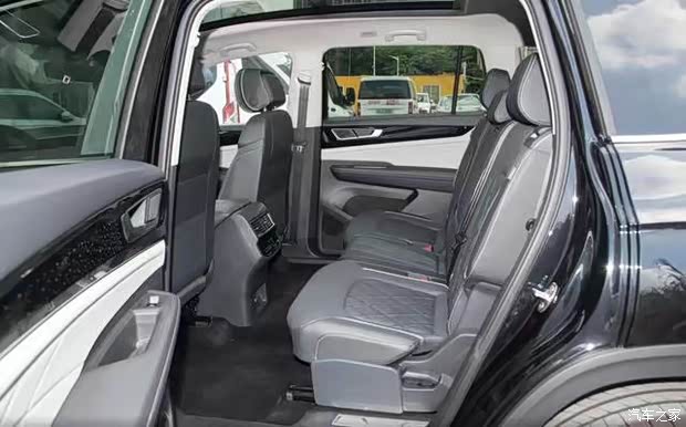 其次是内饰部分,从前排设计上来看,大众途昂的中控布局同样是环抱式的