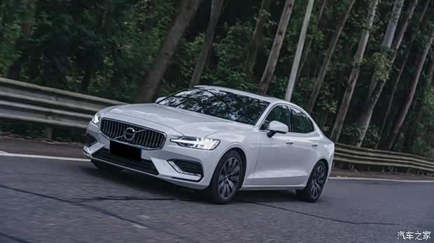 不能否认,宝马三系是一台很有驾驶乐趣的车,但沃尔沃s60的驾驶感受