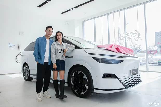 跳水冠军何姿秦凯喜提小鹏x9啦