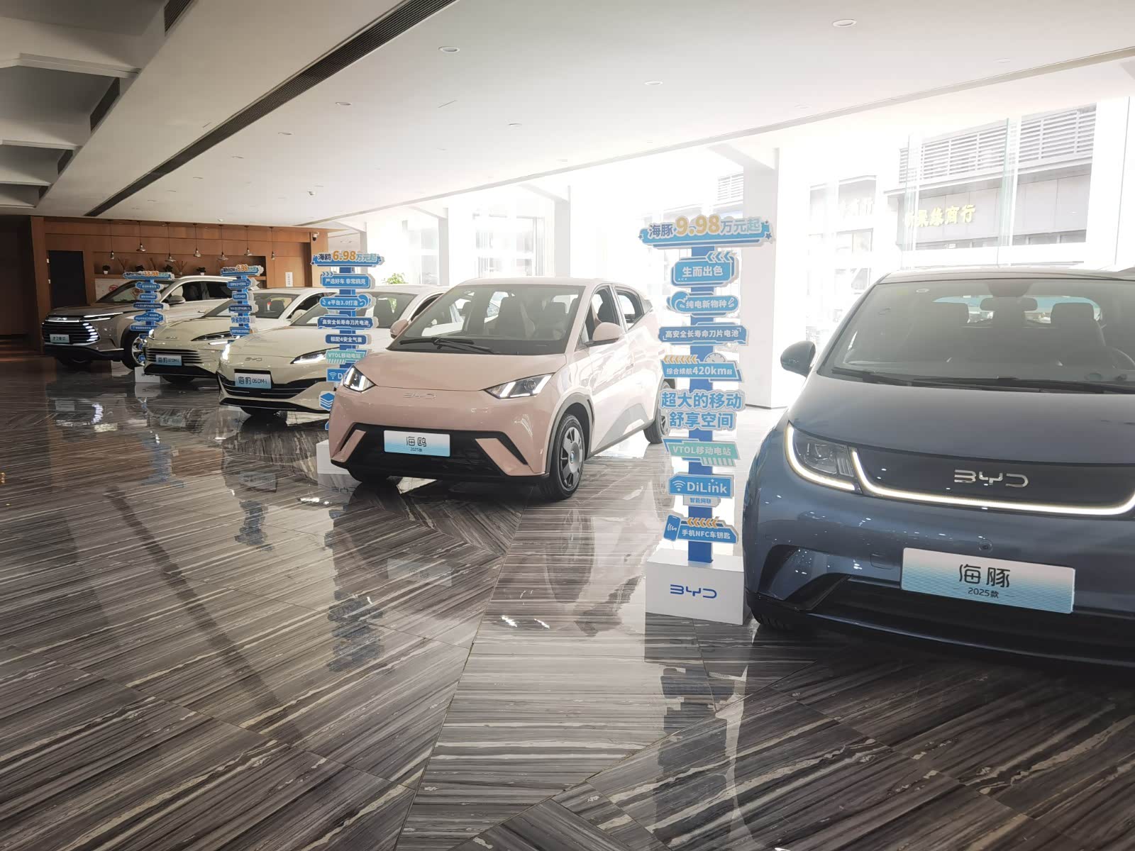新车展示区