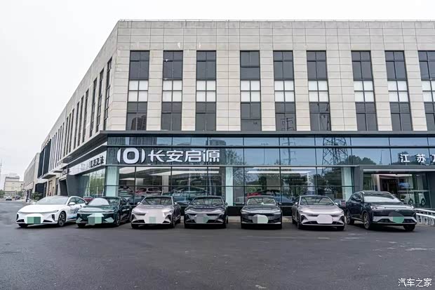 到15台启源车型,50人的庞大车队,早晨9:30,长安启源常州万友4s店门前