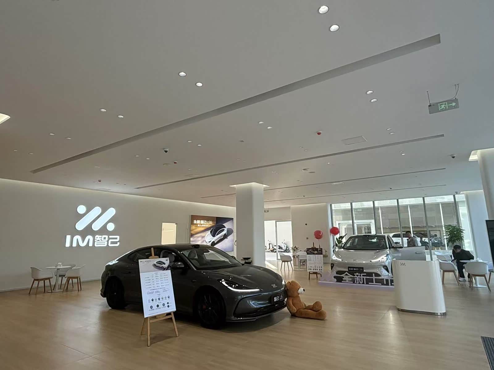 新车展示区