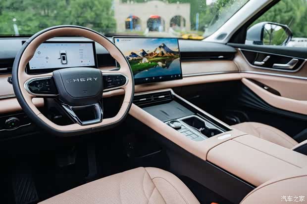 内饰方面,奇瑞瑞虎8l的环抱式宽享座舱同样令人过目不忘,中控台对称而