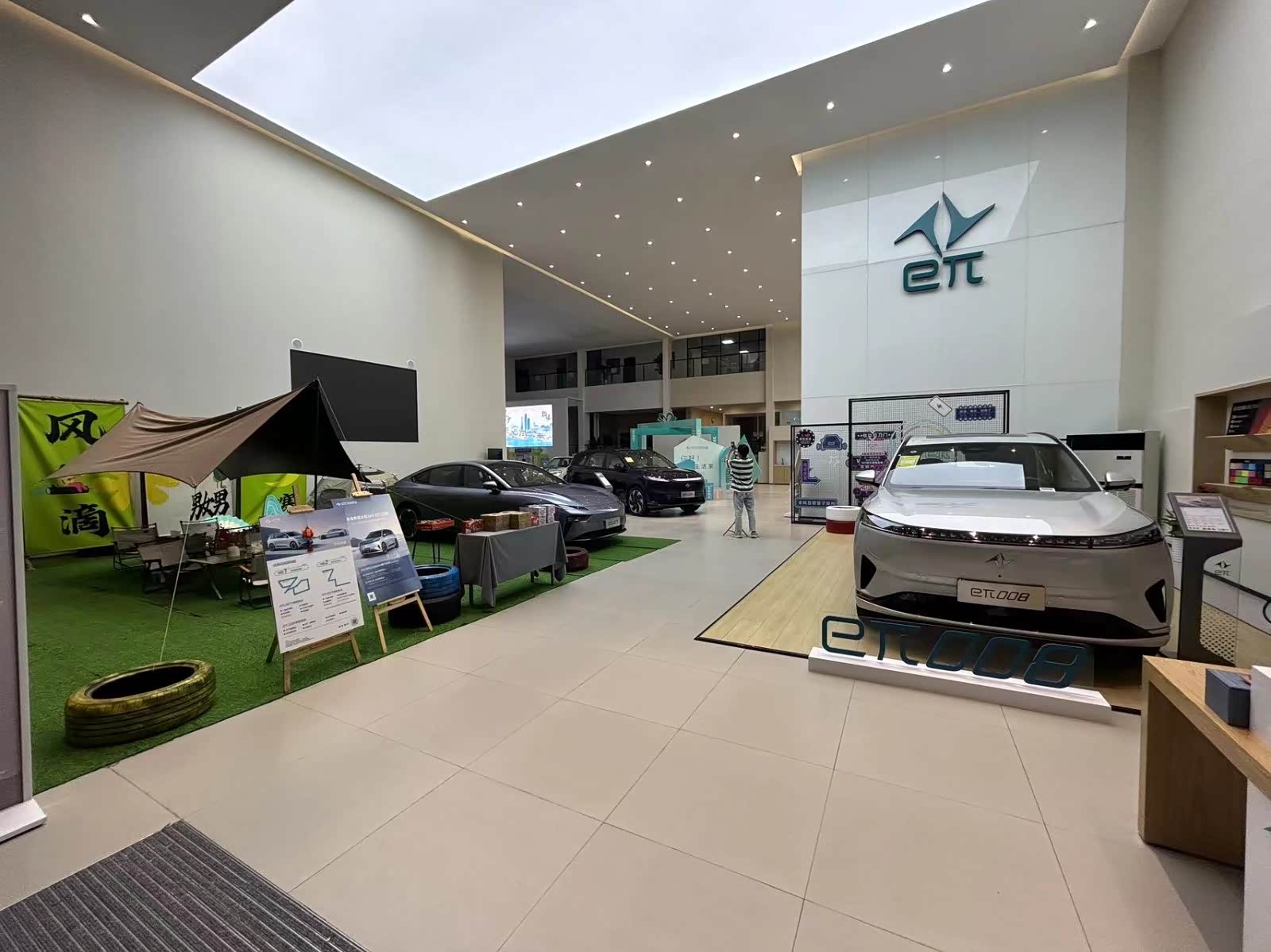 新车展示区