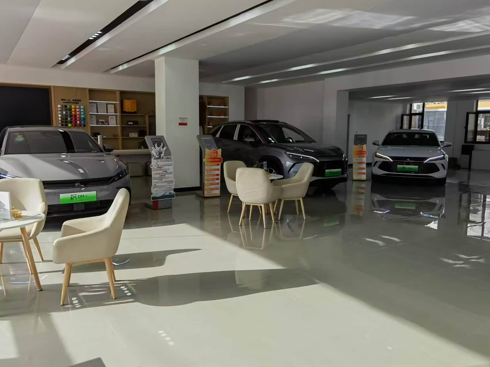新车展示区