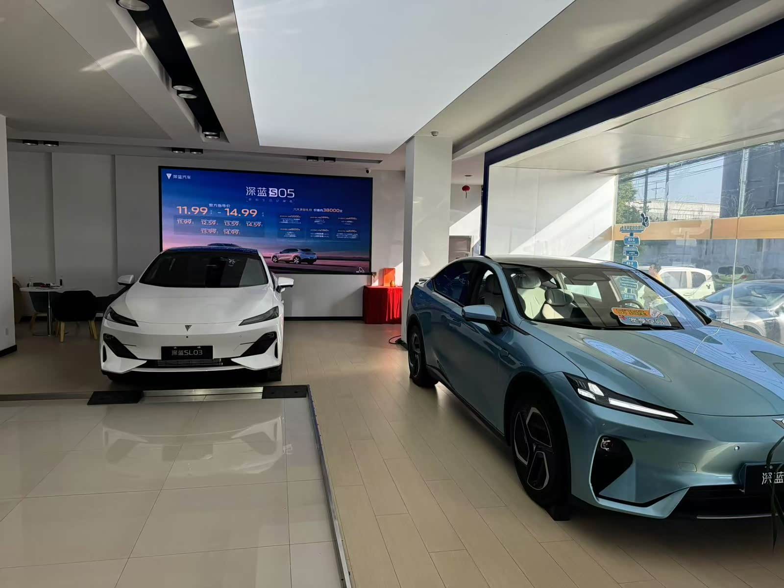 新车展示区