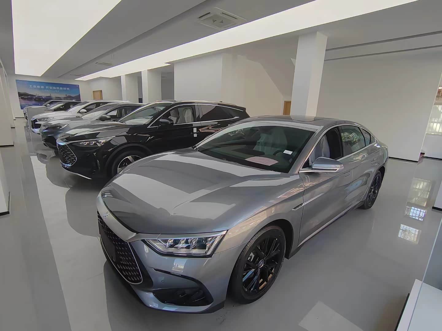 新车展示区