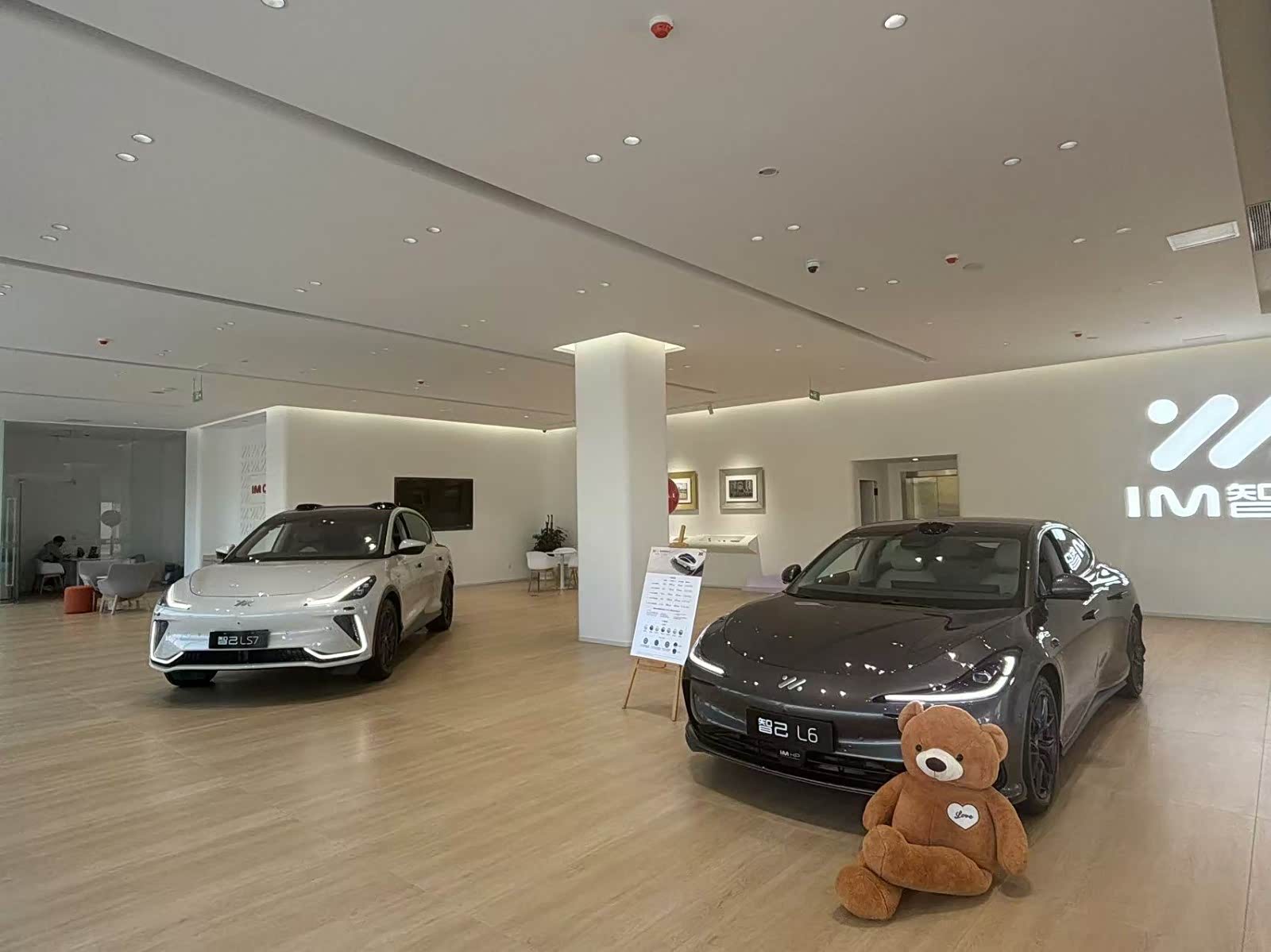 新车展示区