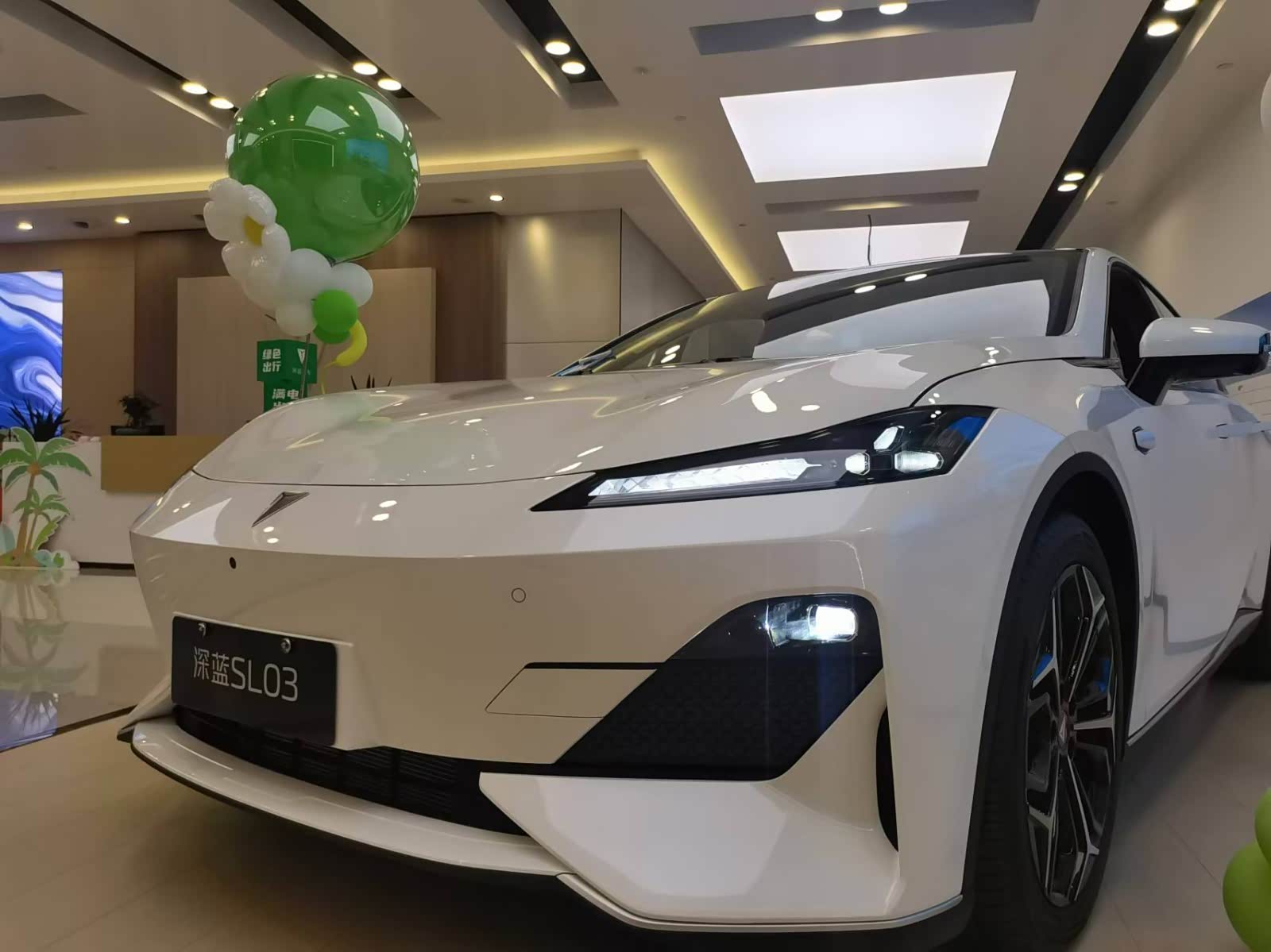 新车展示区