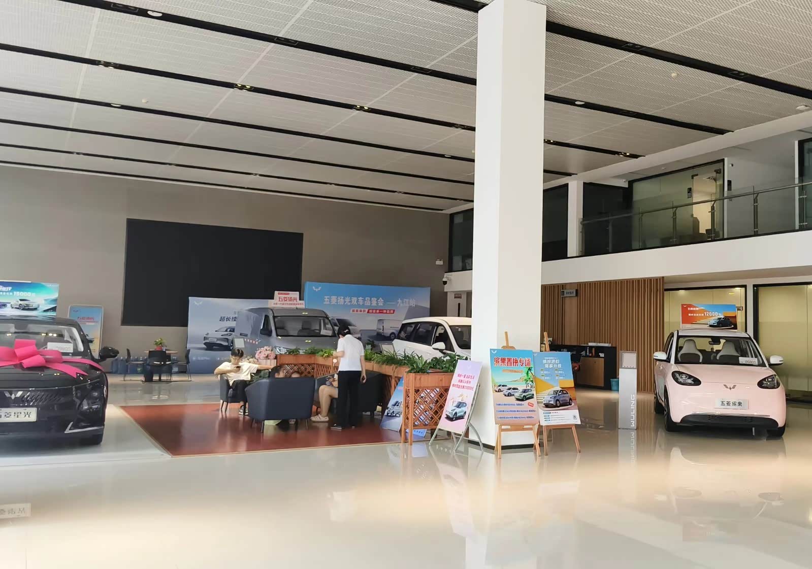 新车展示区