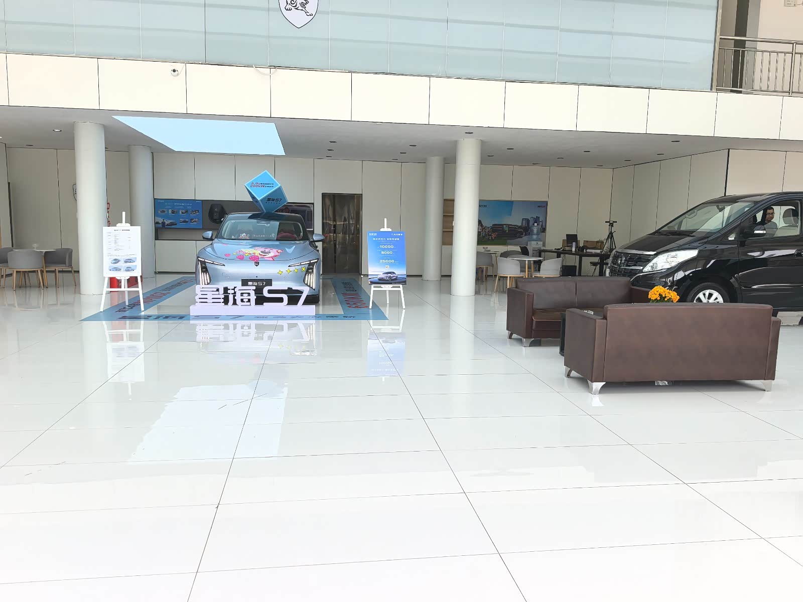 新车展示区