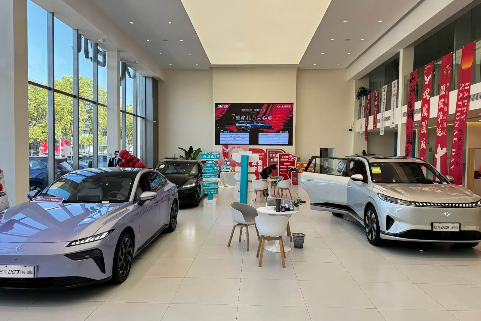 新车展示区