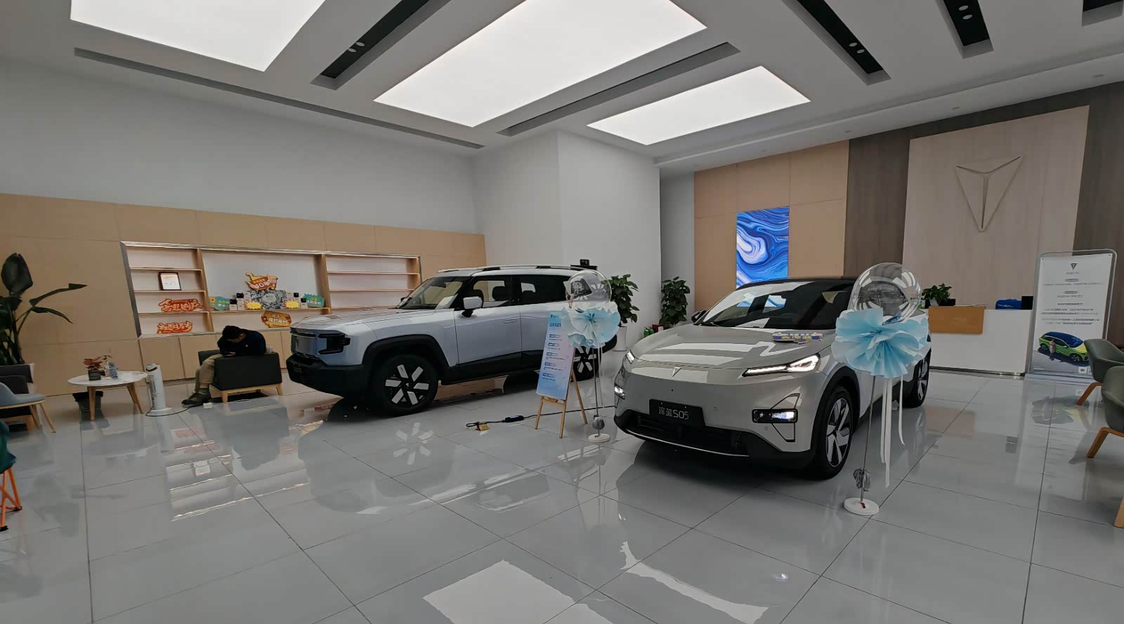 新车展示区