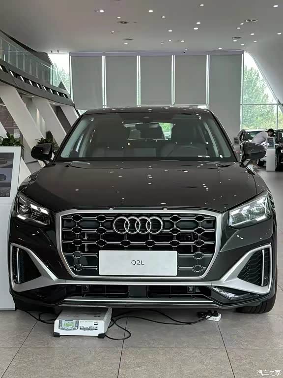 奥迪q2l首付3万起6年免费保养福利