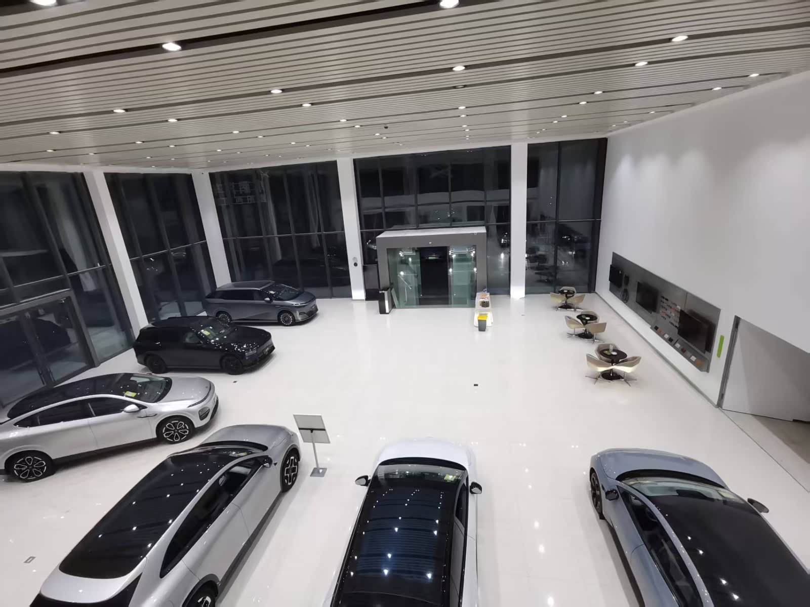 新车展示区