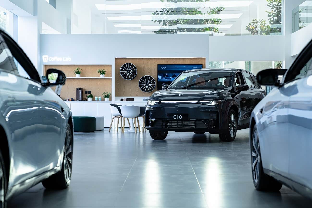 展厅面积三百多平米,启用全新零跑中心标准,展厅宽敞明亮,设施完备