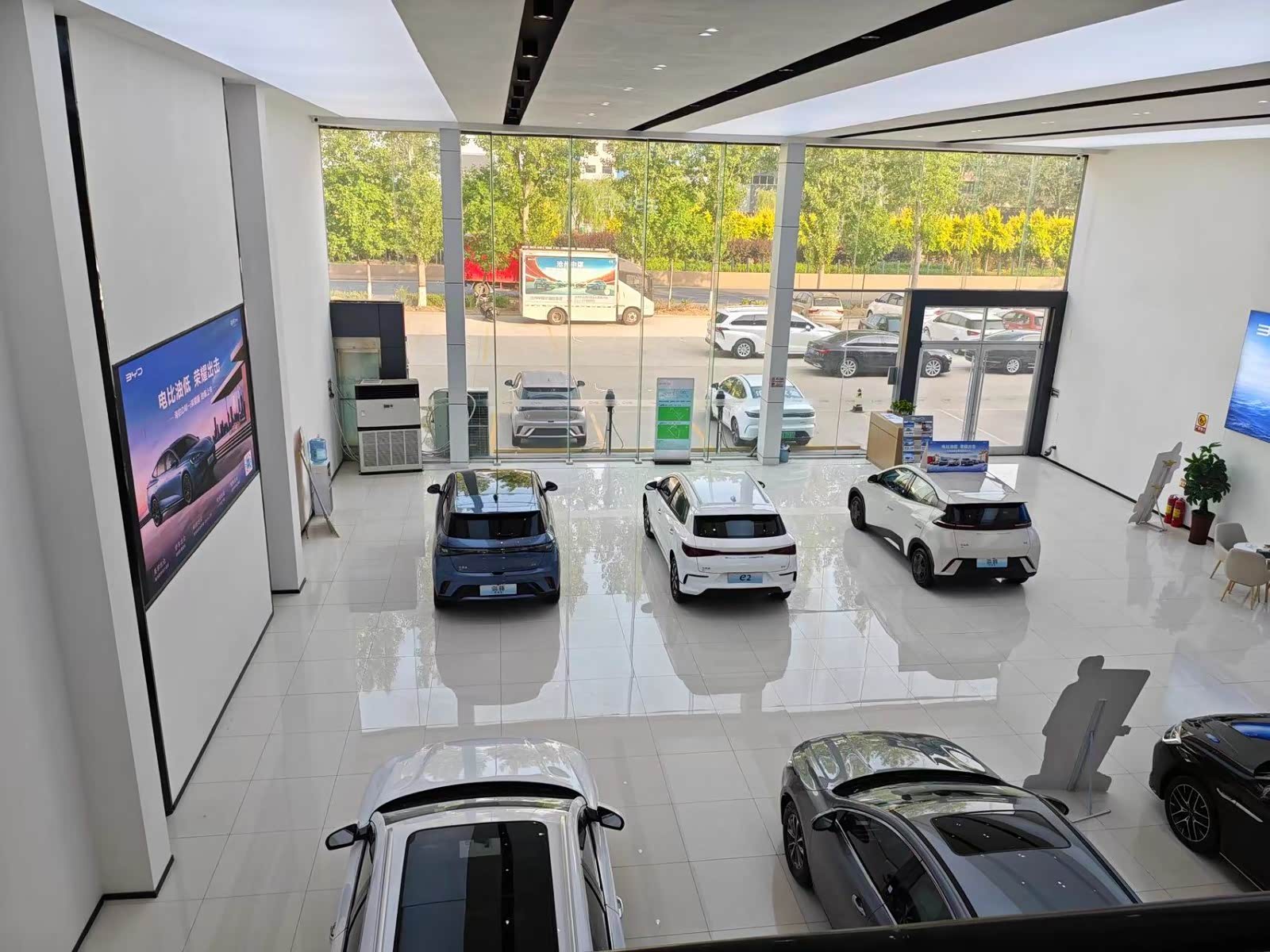 新车展示区