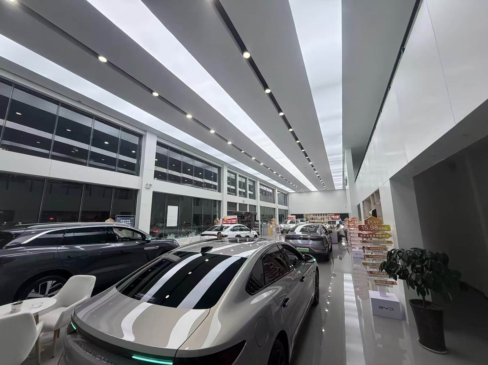 新车展示区
