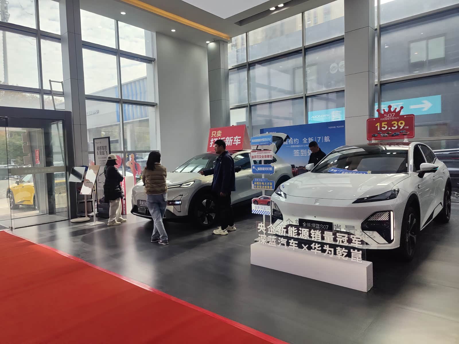 新车展示区