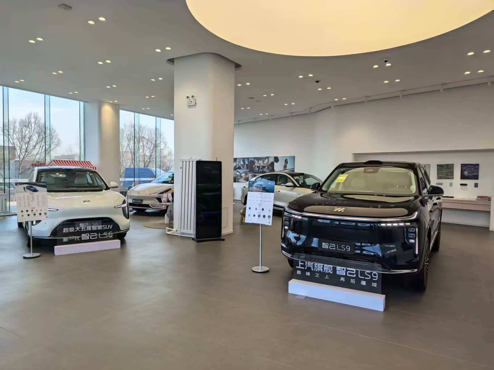 新车展示区