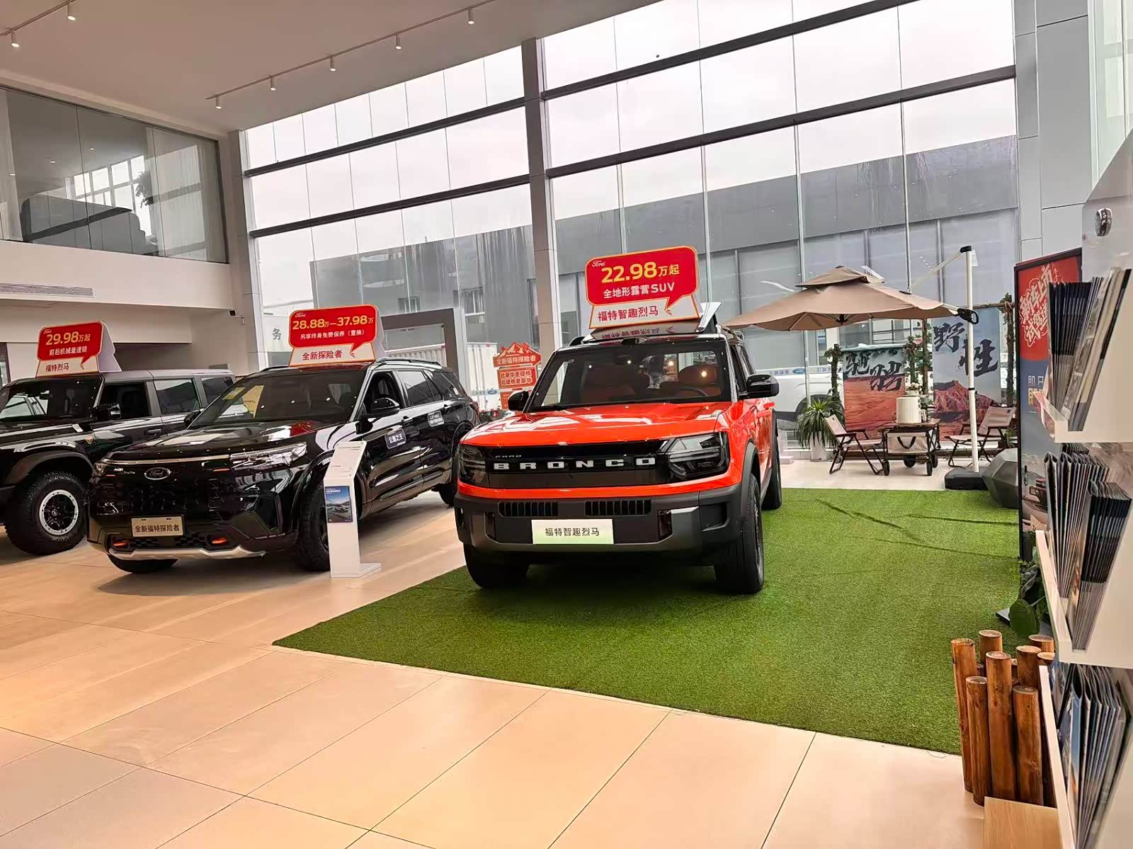 新车展示区