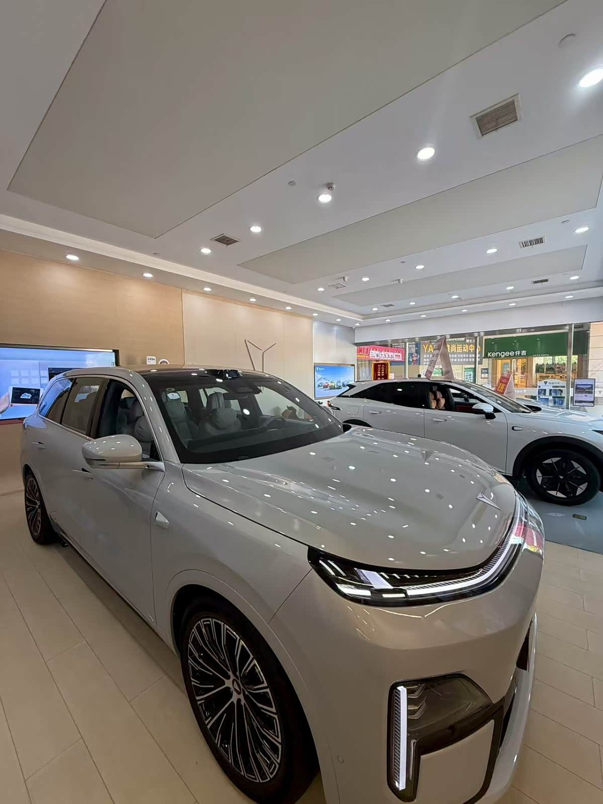新车展示区