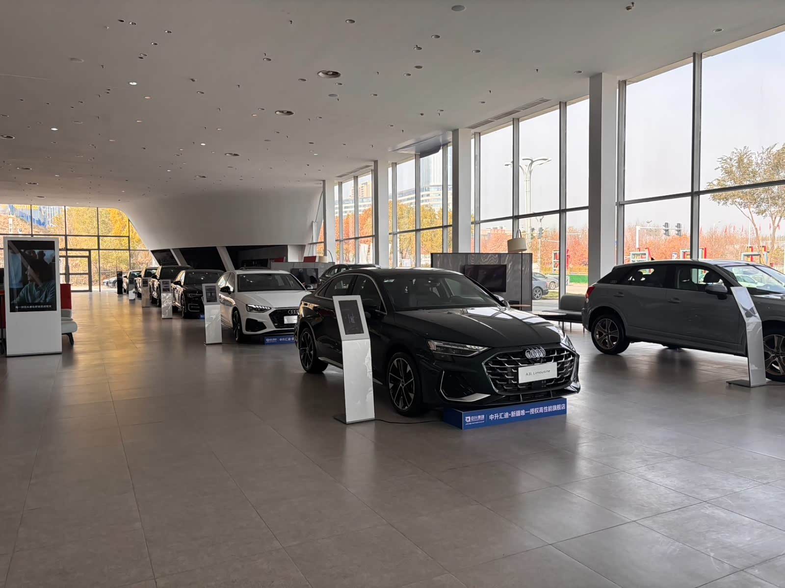 新车展示区
