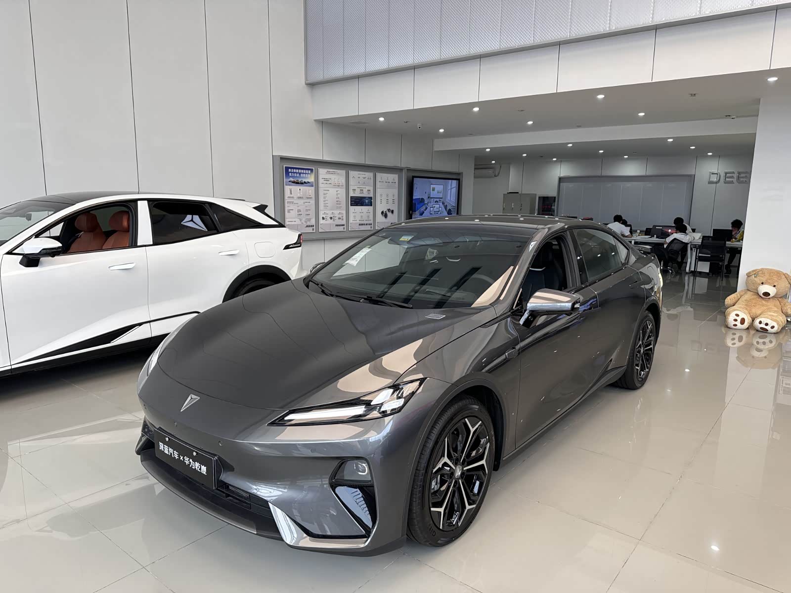 新车展示区