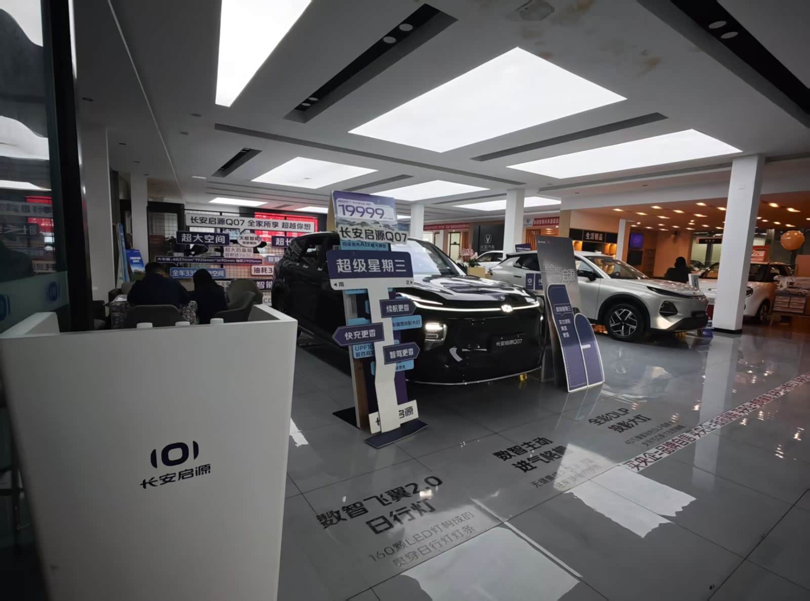 新车展示区
