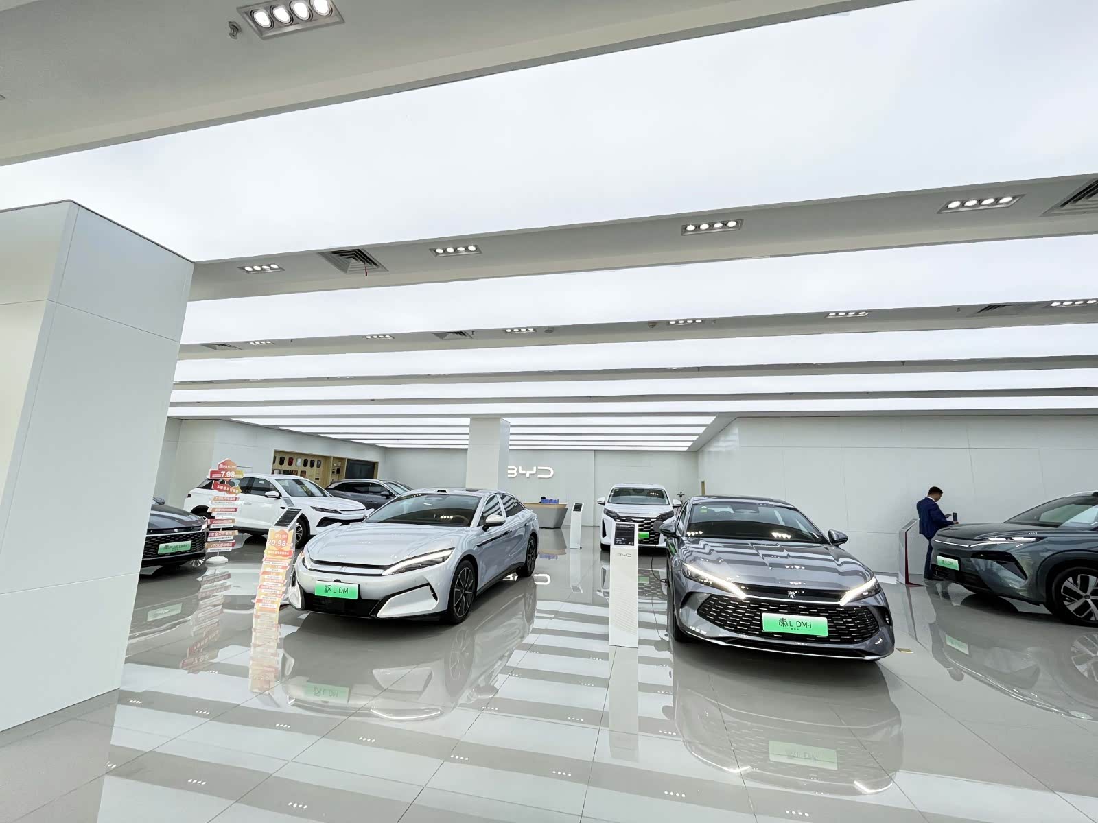 新车展示区